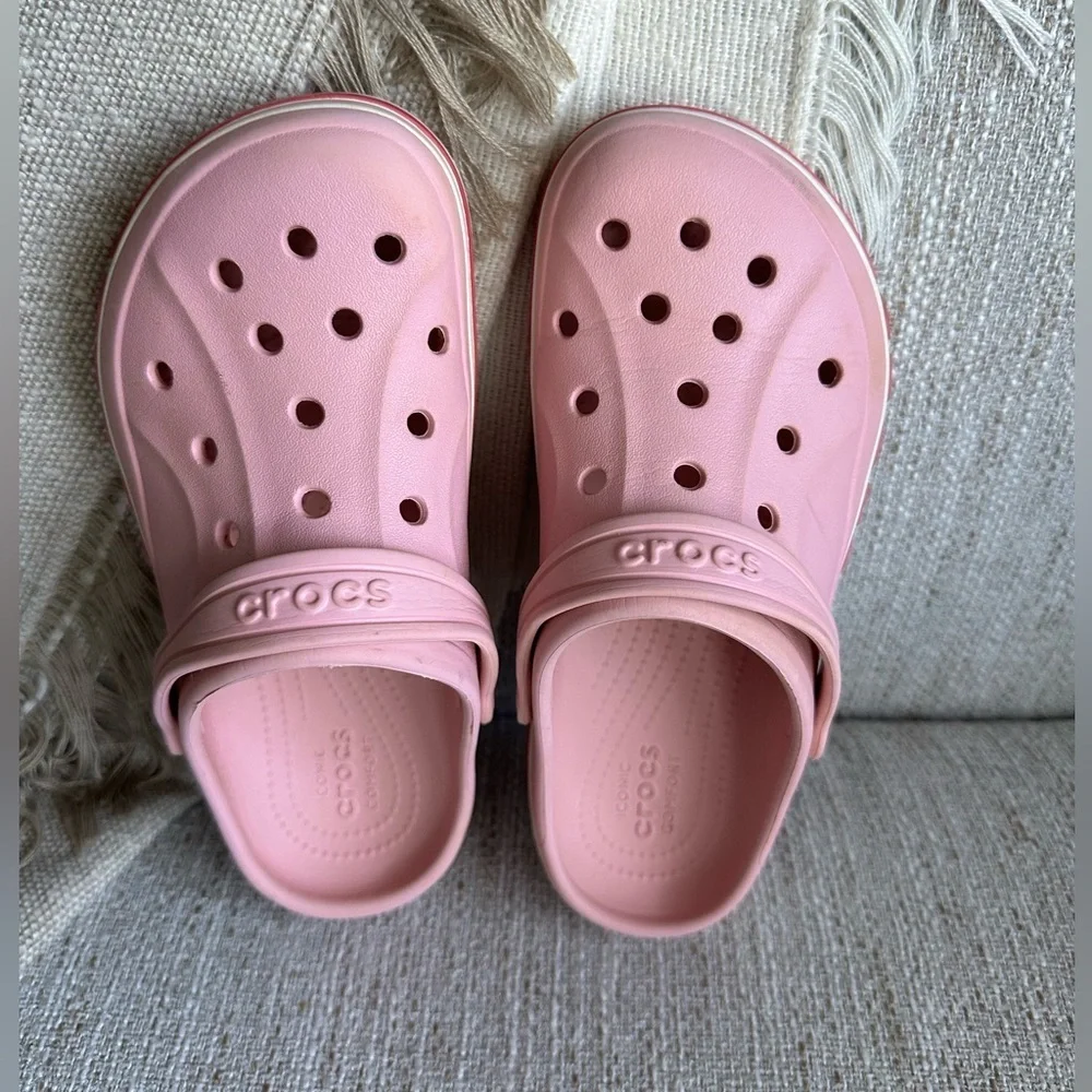 💝 CROCS Kids J 3 light pink with white and  red logo used but great condition.